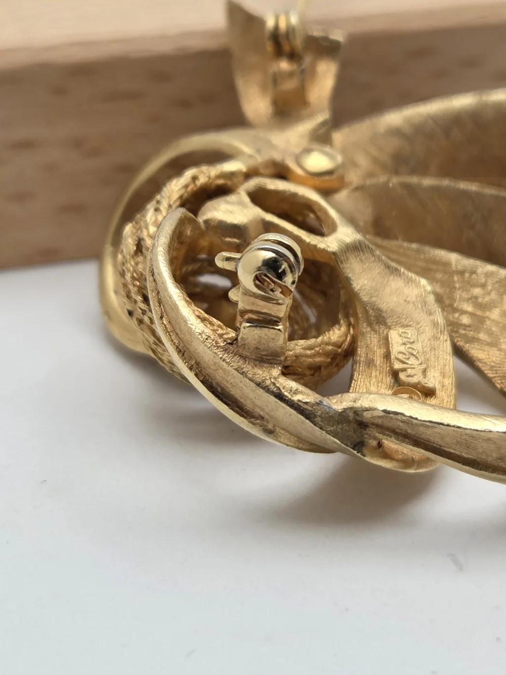 Vintage Coro Gold Tone Swirl Ribbon Brooch Pin